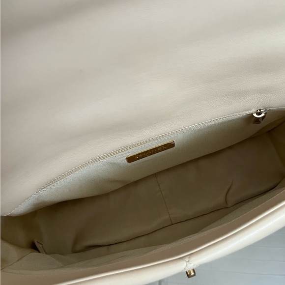 🖤SOLD ON WEBSITE🖤100% authentic NIB 20A CHANEL 19 large beige cream nude - Picture 7 of 9